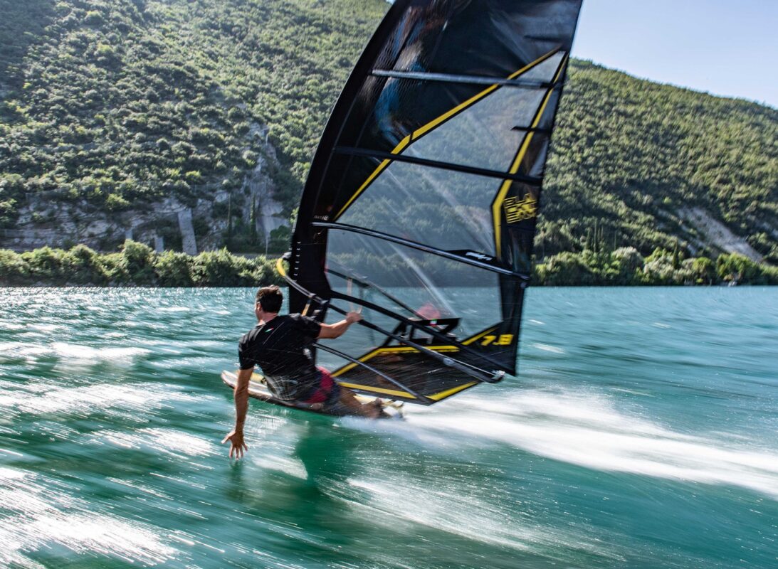obrazek ac z kembrova plachta freerace point7 windsurfing karlin black torbole